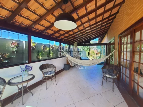 Imagem Casa linear reformada de 3 quartos (sendo 2 suítes) e área gourmet para venda em Teresópolis.