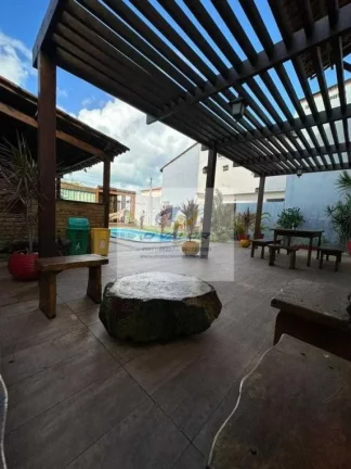 Imagem Vendo Casa, Porteira Fechada, com 250 m², 4 quartos s/ 2 suítes, sala p/ 3 ambientes, piscina, e 3 vagas