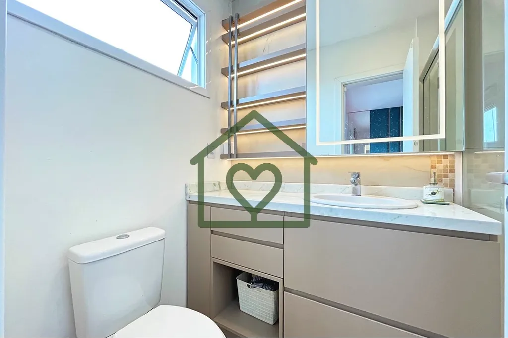 Imagem Este belo sobrado de 96m² oferece 3 dormitórios, incluindo 1 suíte com sacada. 
 A área social c...