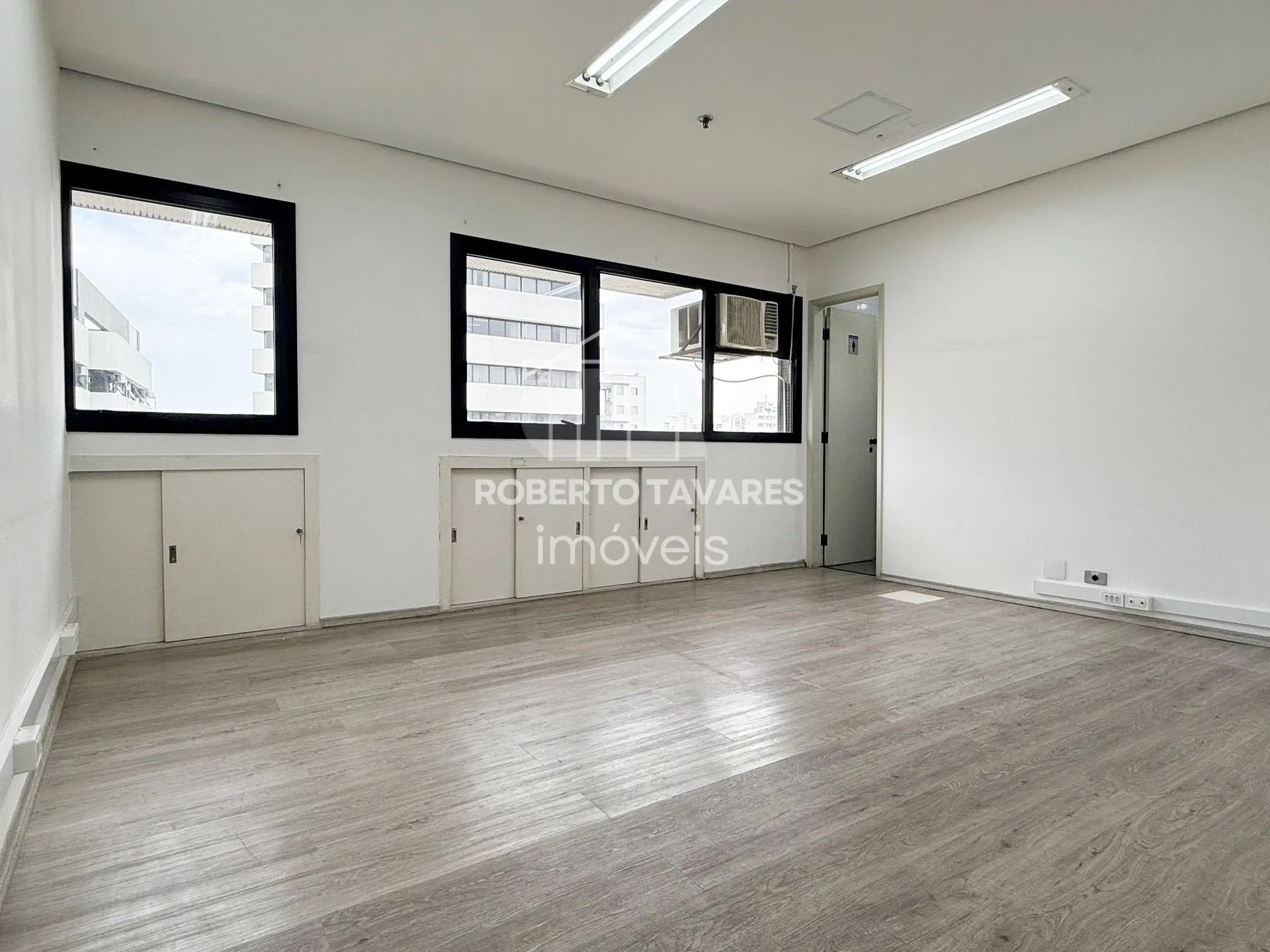 Imagem Prédio monousuário, com 11 andares, 1723m² de área útil, 4032m² de área total, 33 vagas de garagem.