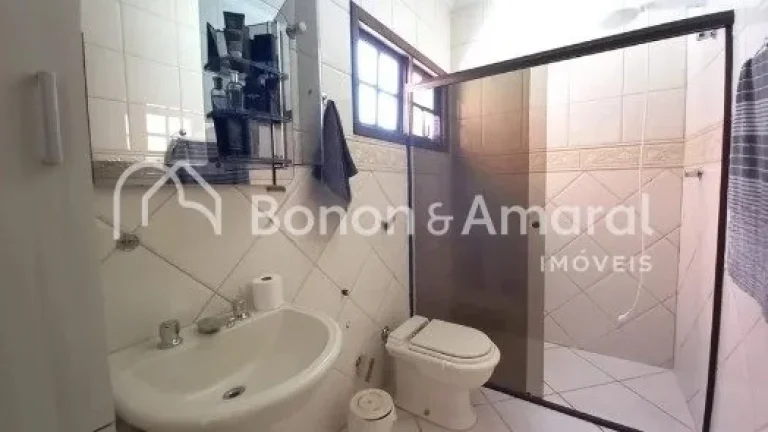 Imagem Chácara em excelente localização, rodeada por muito verde, em um terreno de 2.000 m² e área con...