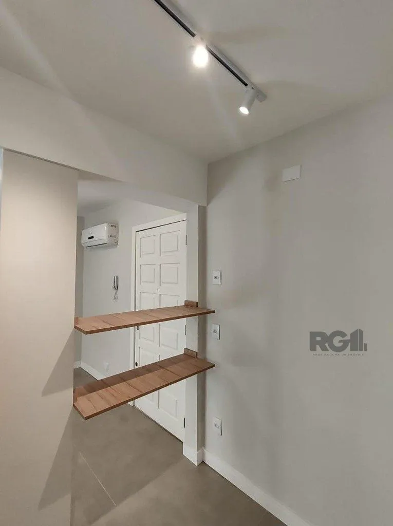 Imagem Apartamento semi mobiliado, 67m², 2 dormitórios, 1 vaga no bairro Petrópolis