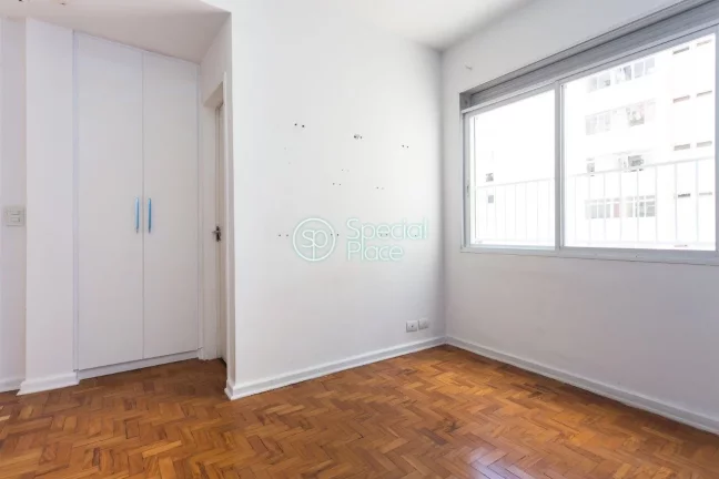 Imagem Apartamento de Três dormitórios, sendo três suítes, reformado, hall, lavabo, sala de estar e jan...