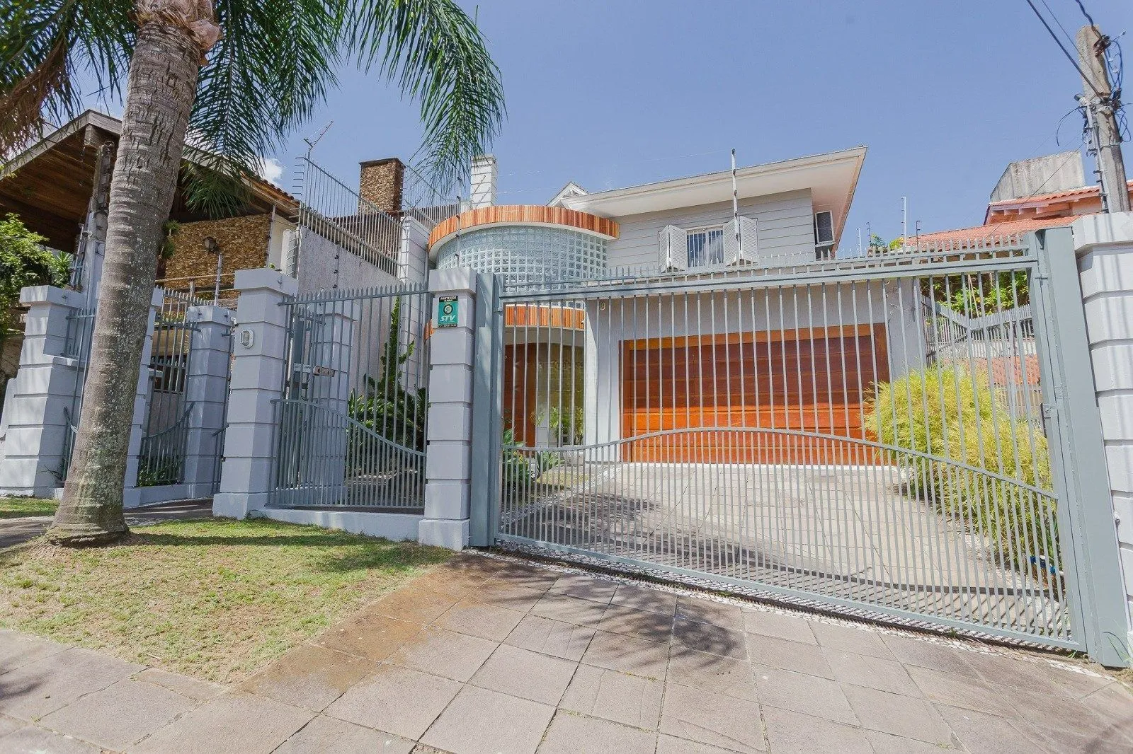 Imagem Casa Imponente com 5 Dormitórios (3 Suítes) no Bairro Chácara das Pedras