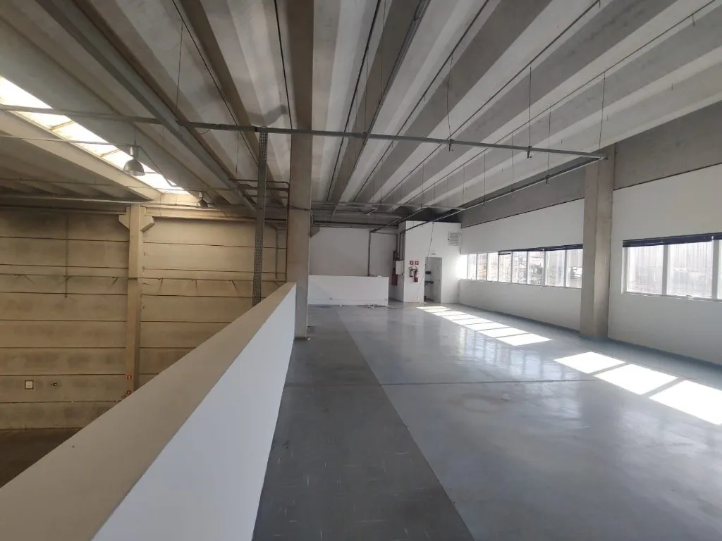 Imagem Galpão Comercial para Locação em Diadema-SP, Bairro Piraporinha: 1.025m², 7 Banheiros - Oportunidade Imperdível!