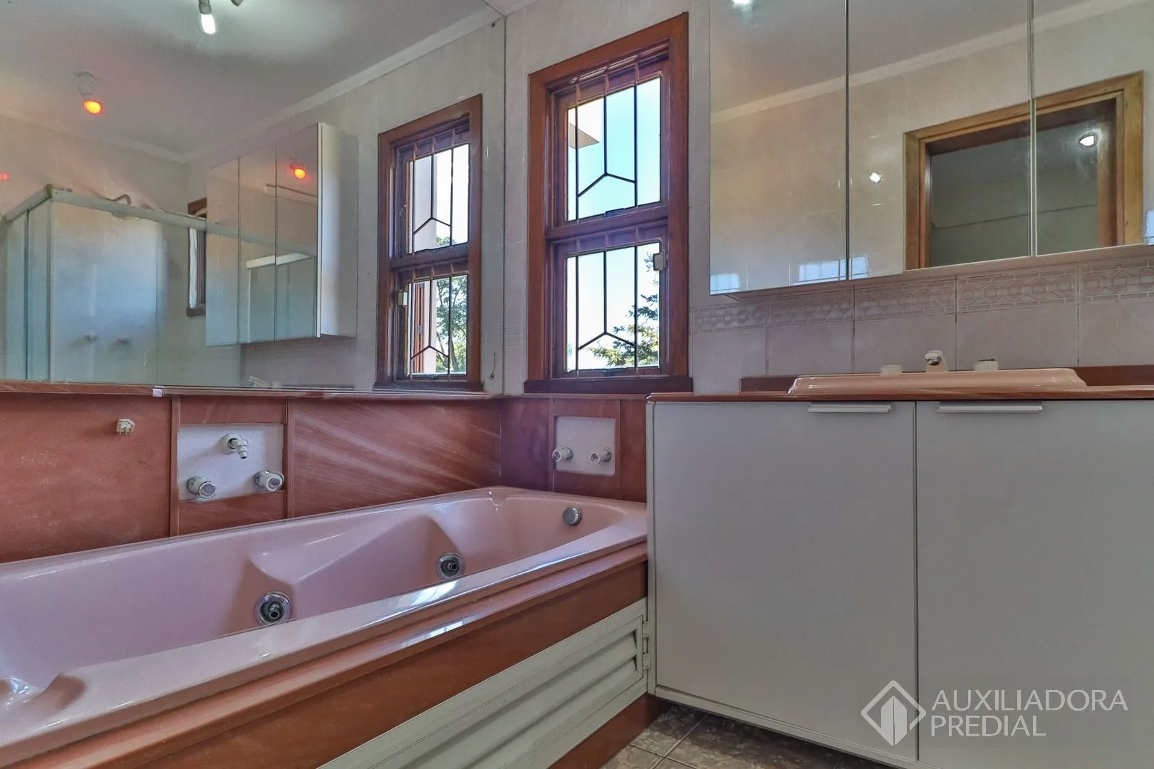 Imagem Excelente casa com 5 dormitórios no bairro Cristal