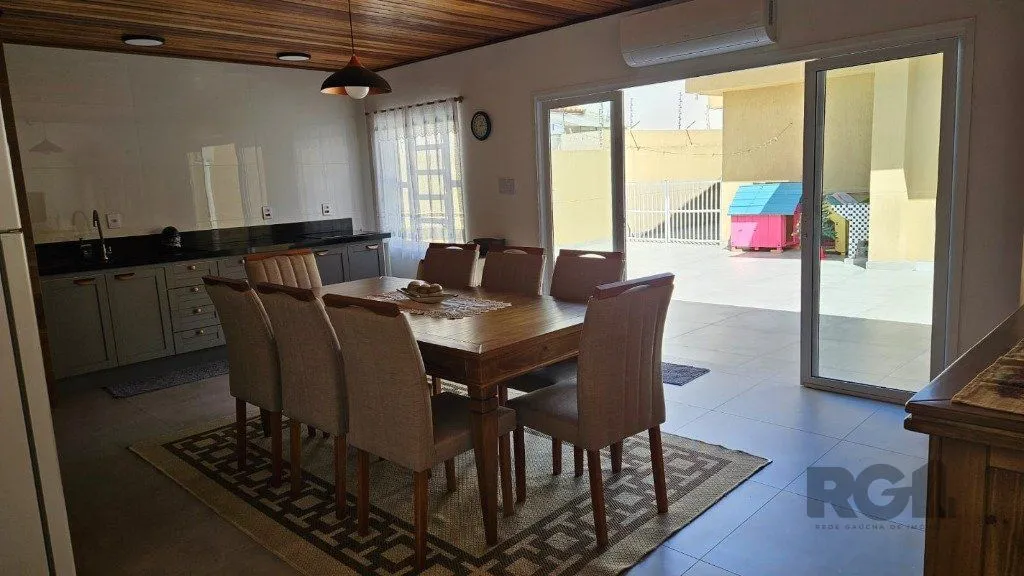 Imagem Casa 3 dormitórios, 5 vagas, 155 m² área construída, terreno 300m², Nonoai.