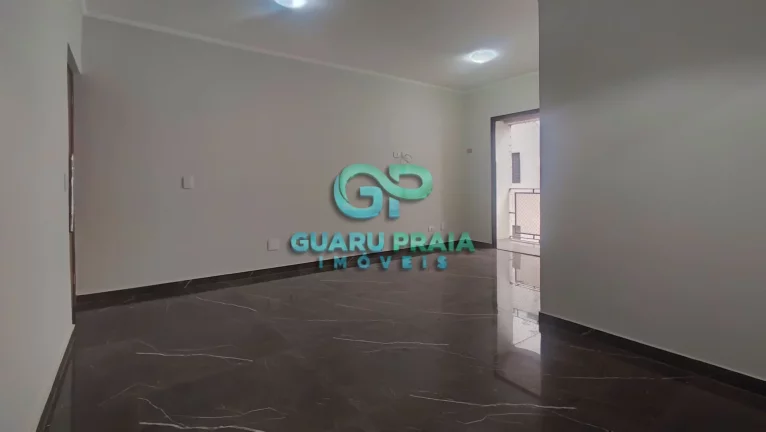 Imagem 3 quartos, sala para 2 ambientes com sacada, reformado, piso em porcelanato, cozinha com armários, banheiro social e de serviço, área de serviço.
