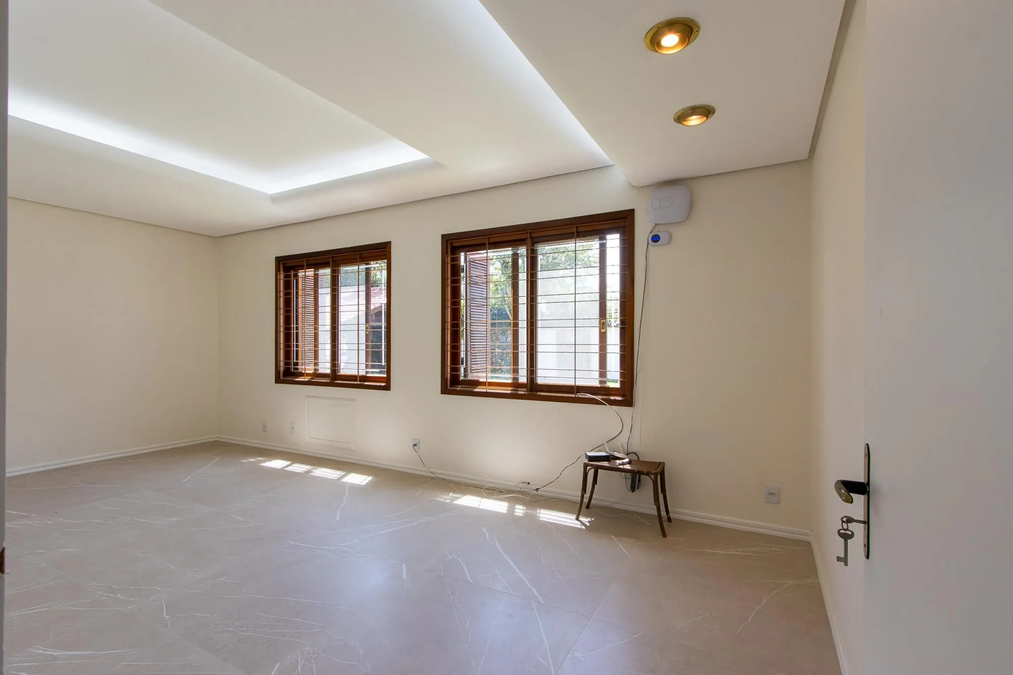 Imagem Casa com 2 dormitórios 3 banheiros. lareira e churrasqueira, e com arquitetura moderna.