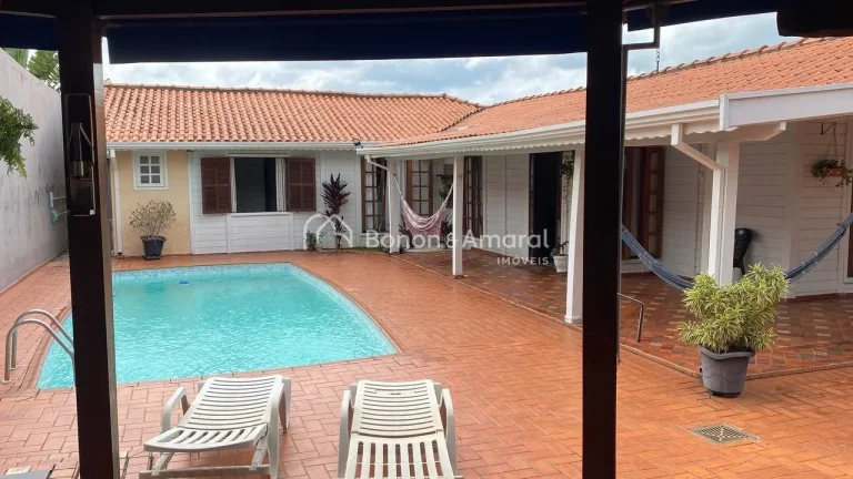 Imagem Casa térrea de madeira, com excelente distribuição. São 3 suítes, sendo 1 suíte máster com hi...