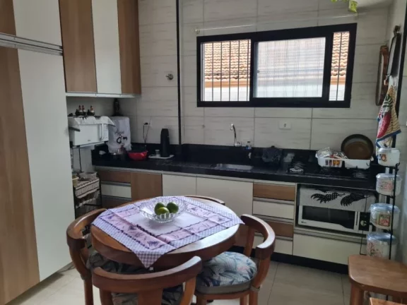 Imagem Excelente apartamento no coração do bairro Ocian a 3 quadras da praia e com piscina! Com 2 dormitórios, sendo 1 suíte,coxinha e quartos com armários planejados e piso em porcelanato.