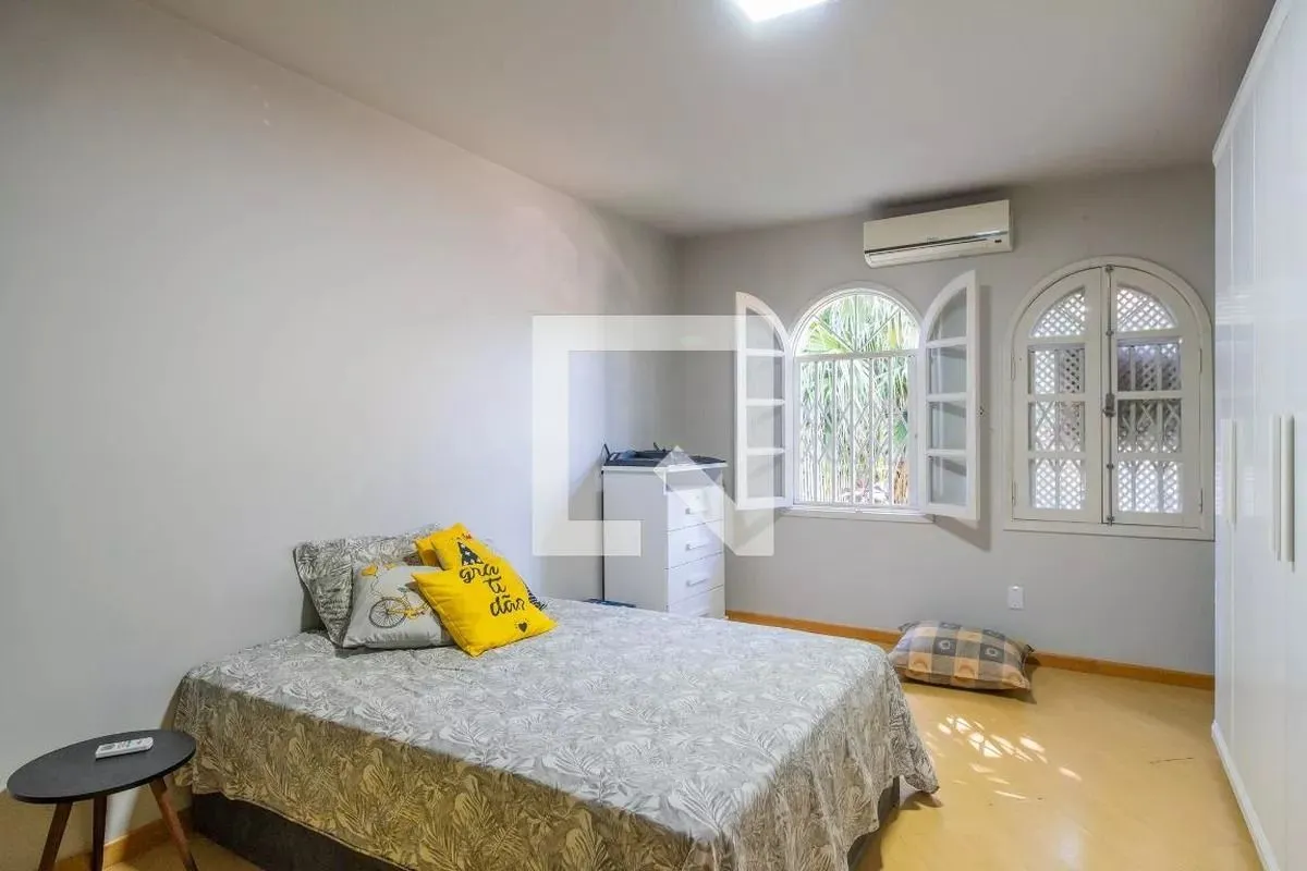 Imagem Casa á venda com 3 dormitórios no bairro Ipanema em Porto Alegre