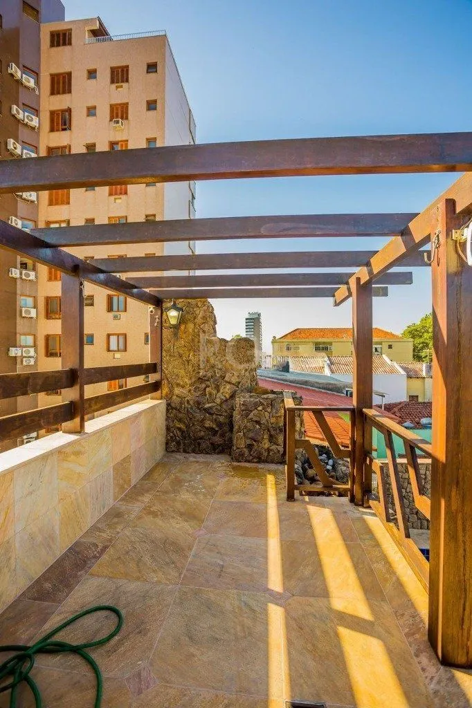 Imagem Belíssima casa de 375m² e 04 dormitórios sendo 01 suíte.