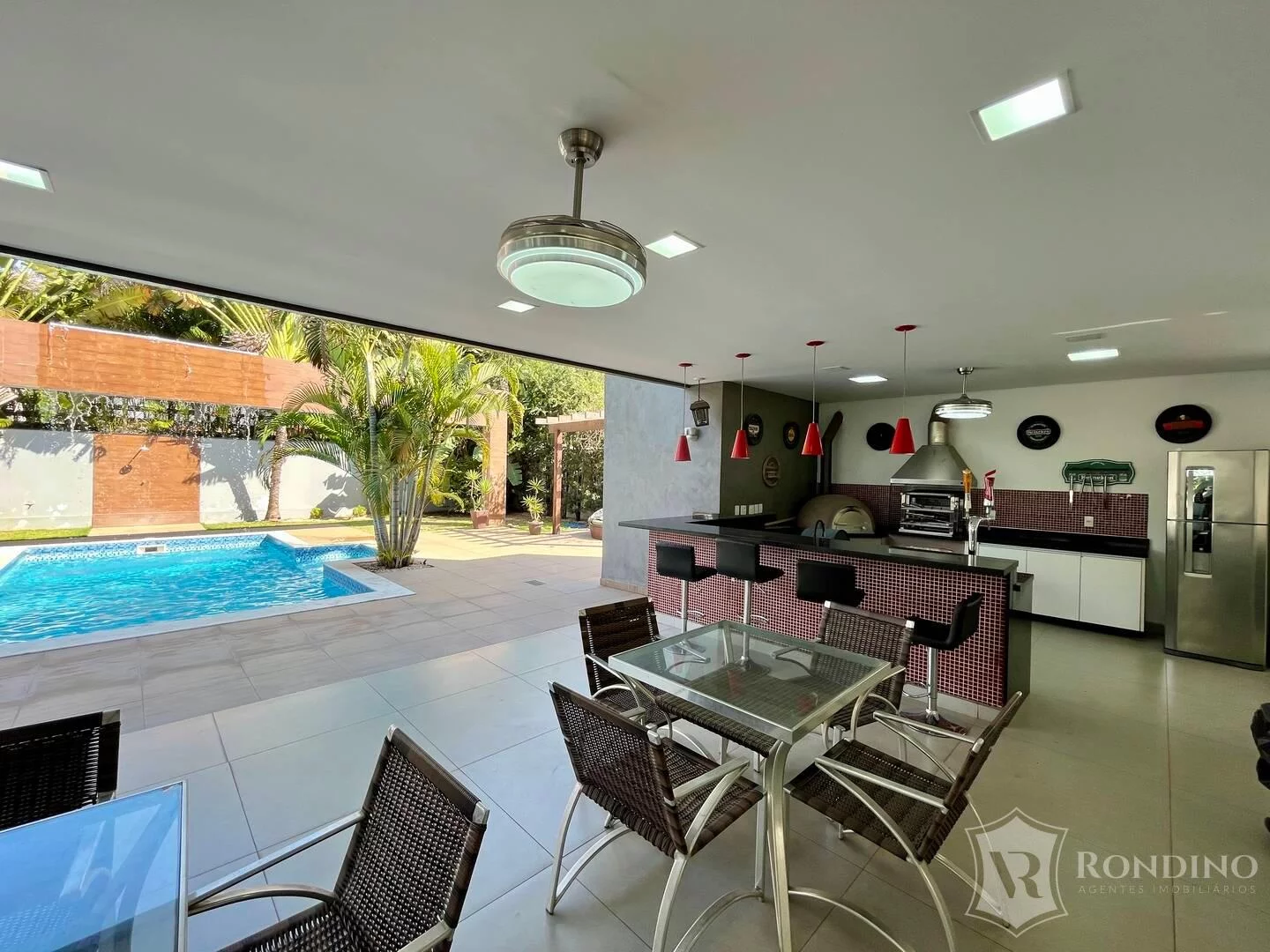 Imagem Sobrado Em condomínio, 5 suítes, cinema, duas piscinas aquecidas, e área gourmet