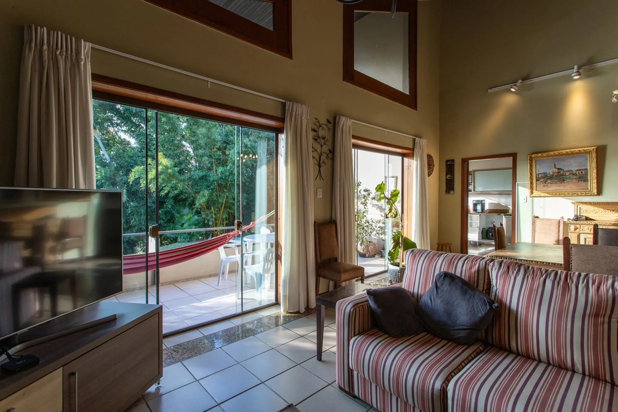 Imagem Casa em Condomínio à venda com 5 dormitórios, 565m² e 4 vagas no Condominio Jardim do Sol, Zona Sul de Porto Alegre