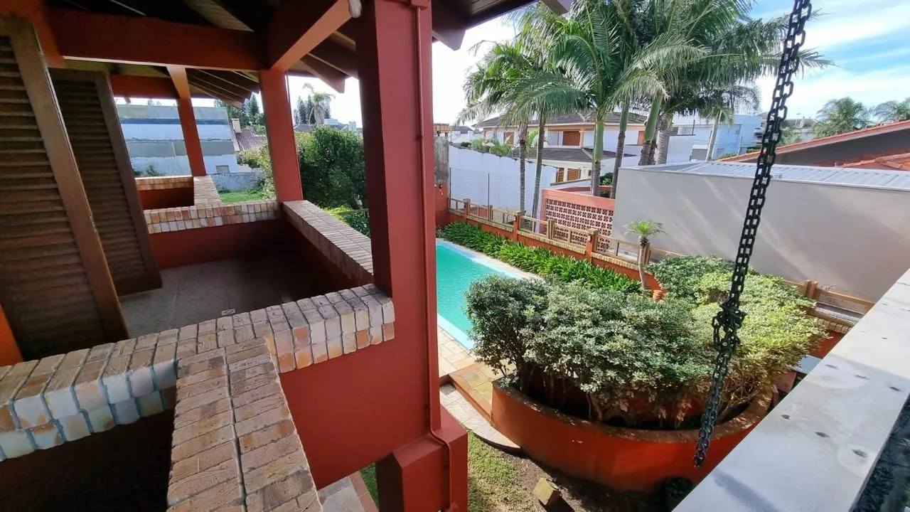 Imagem Casa em XANGRI-LÁ com 5 dorm. 3 suítes, piscina aquecida e 471 m², 400 m. mar.