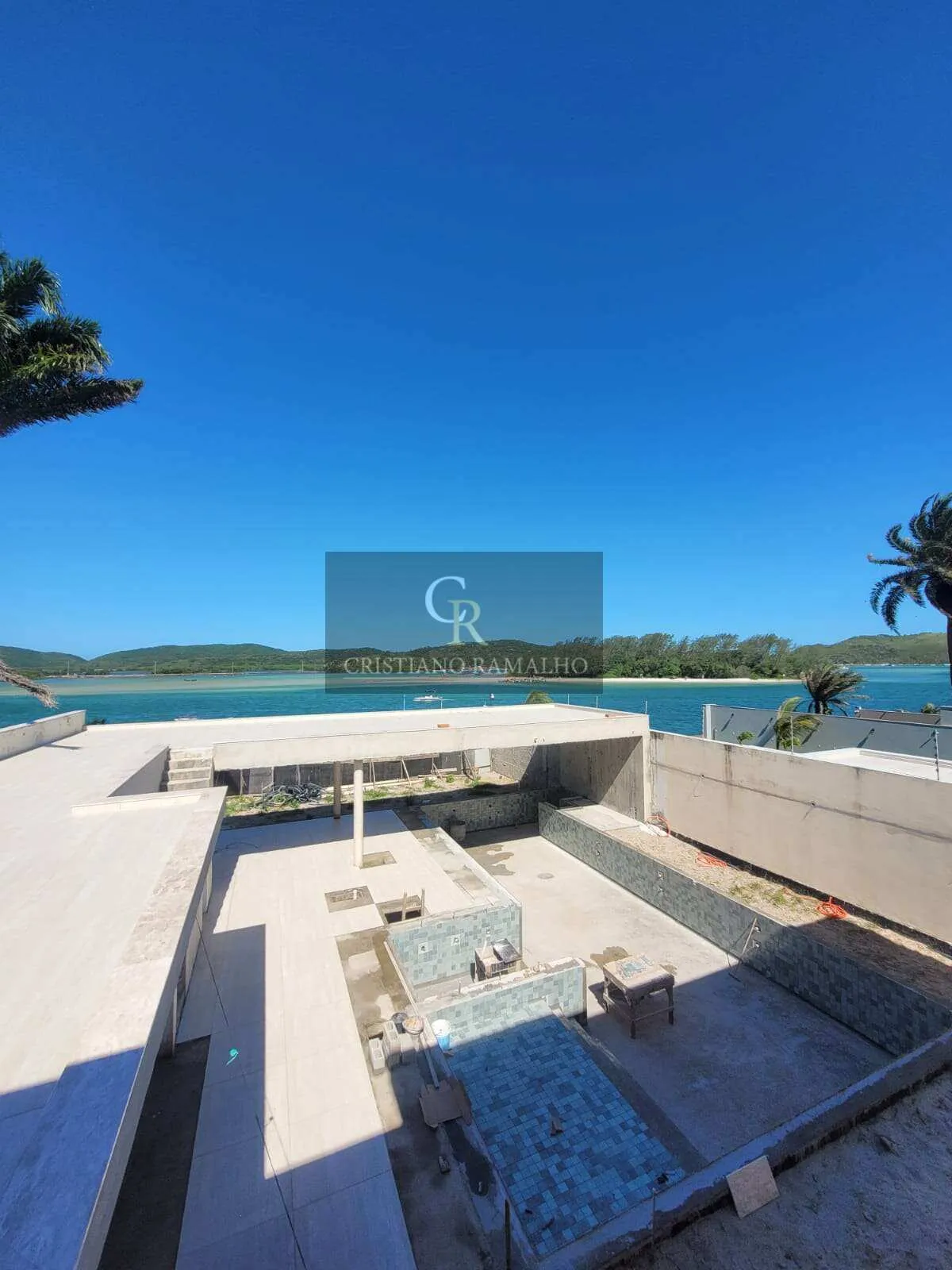 Imagem Casa à venda em Cabo Frio, Passagem, com 6 Suítes e de frente pra Ilha do Japonês