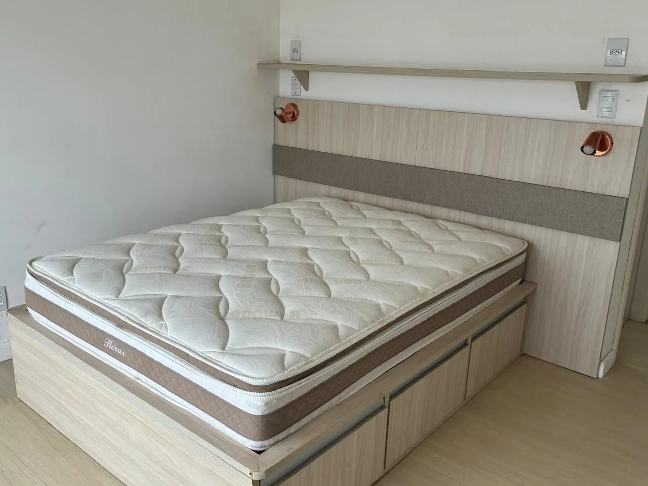 Imagem Vende-se amplo apartamento 3 quartos com suíte e 2 vagas no Menino Deus - 158,4m²