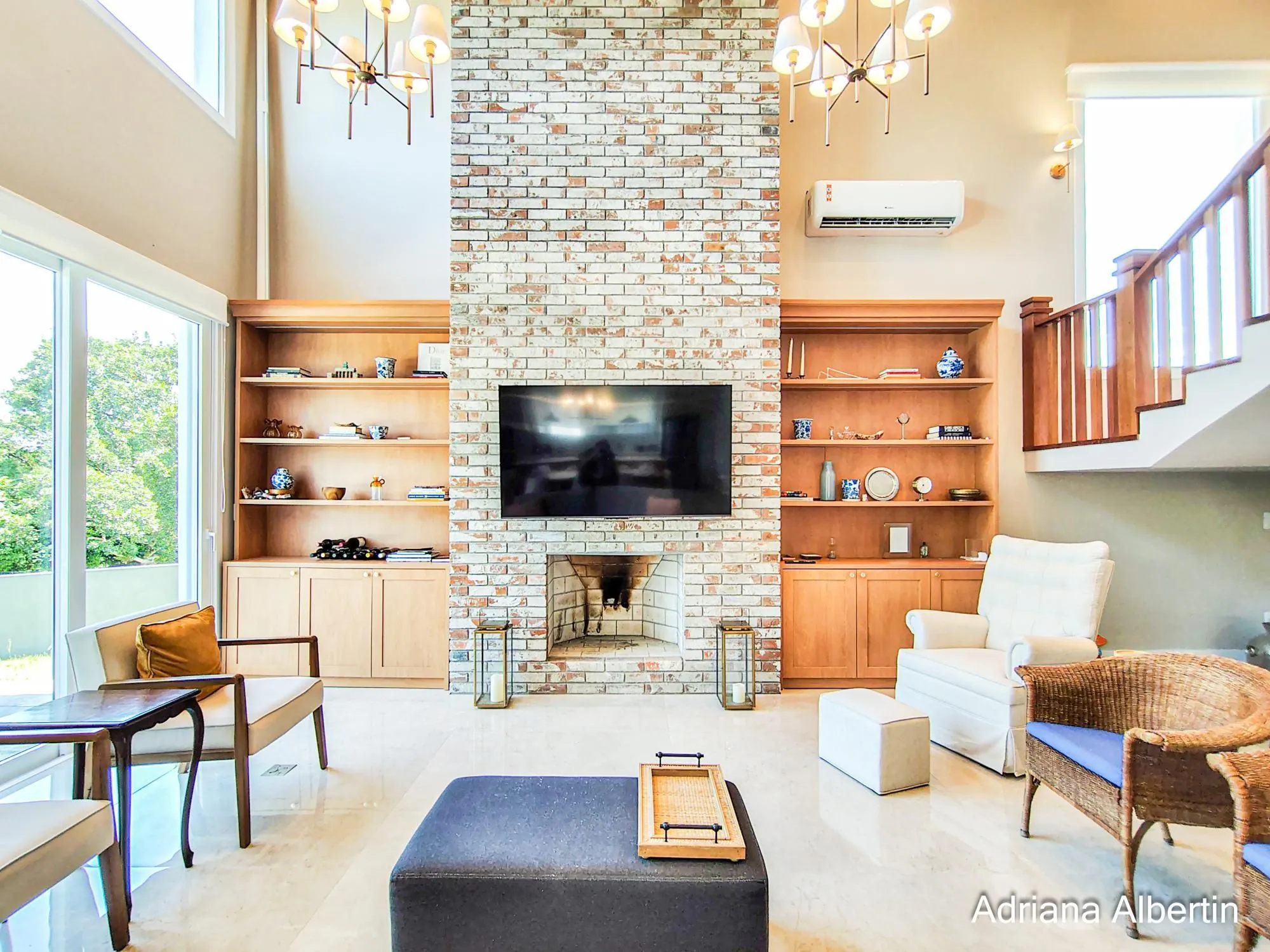 Imagem Casa mobiliada em condomínio Alphaville com 4 suítes, área verde nos fundos e piscina