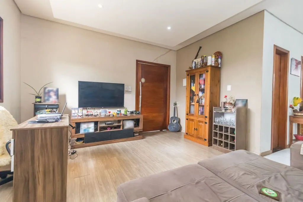 Imagem Casa de 6 dormitórios à venda Bairro Vila Nova - Porto Alegre