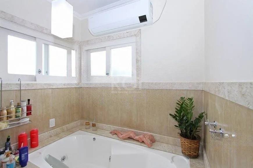 Imagem EXCELENTE CASA COM 4 DORMITÓRIOS, 6 VAGAS DE GARAGEM E VISTA PANORÂMICA.