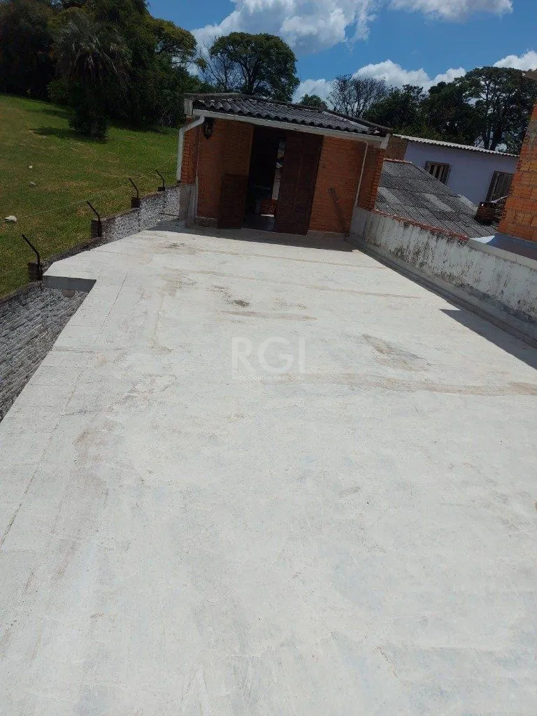 Imagem CASA COM CHURRASQUEIRA E GARAGEM PARA 2 CARROS