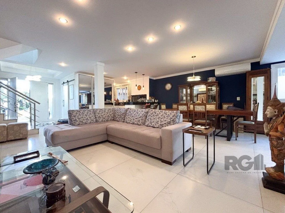 Imagem Casa em condomínio com pátio, piscina, 3 suítes e 2 vagas