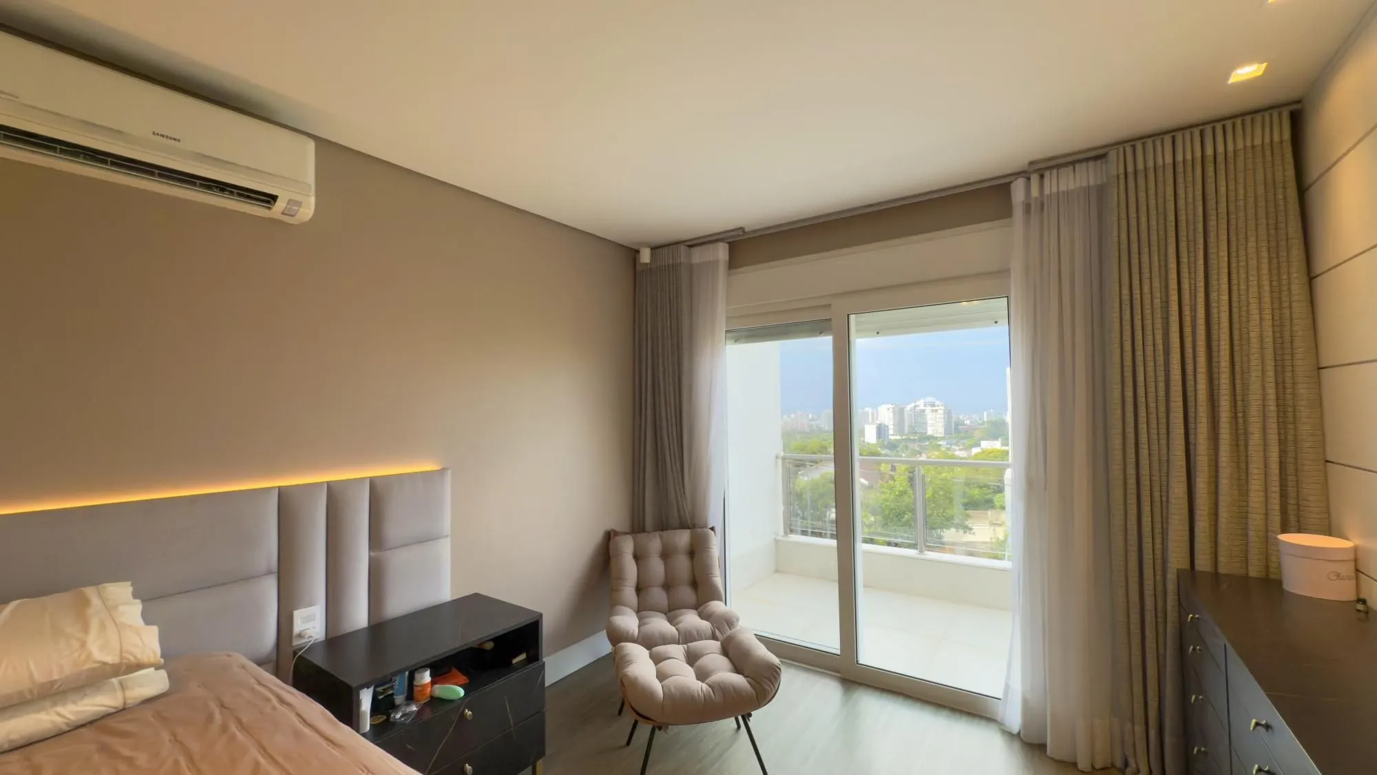 Imagem Casa para Comprar com 4 suítes, 386 m² - Chácara das Pedras - Porto Alegre