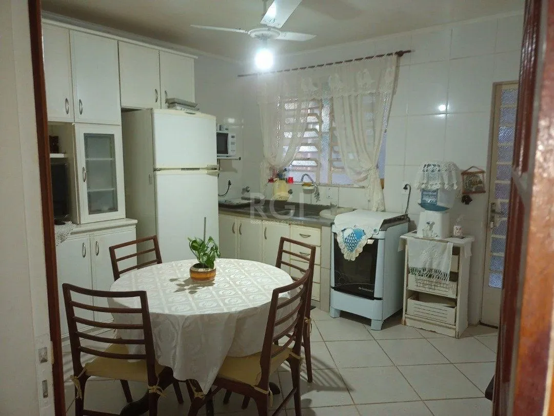 Imagem Casa para Venda - 220m², 3 dormitórios, sendo 1 suites, 1 vaga - Camaquã