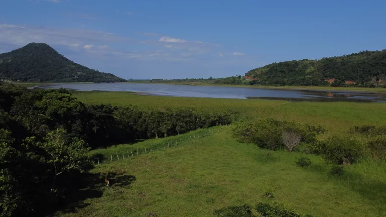 Imagem Área Exclusiva à venda com 12.500 m² no Macacu, Garopaba-SC: Vista para Lagoa e Mar.