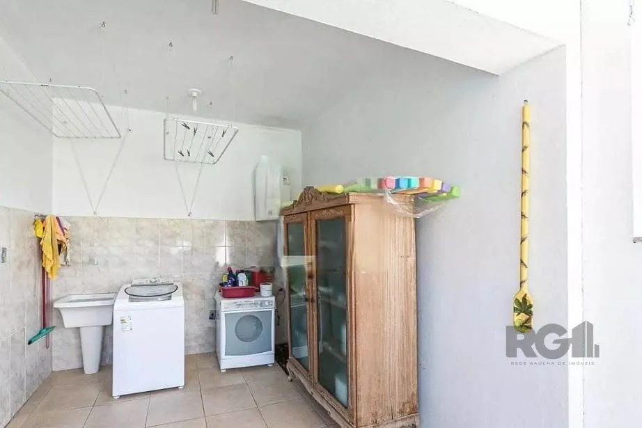 Imagem Casa com 161m² e 3 dormitórios com suíte, piscina no bairro Espírito Santo em PORTO ALEGRE