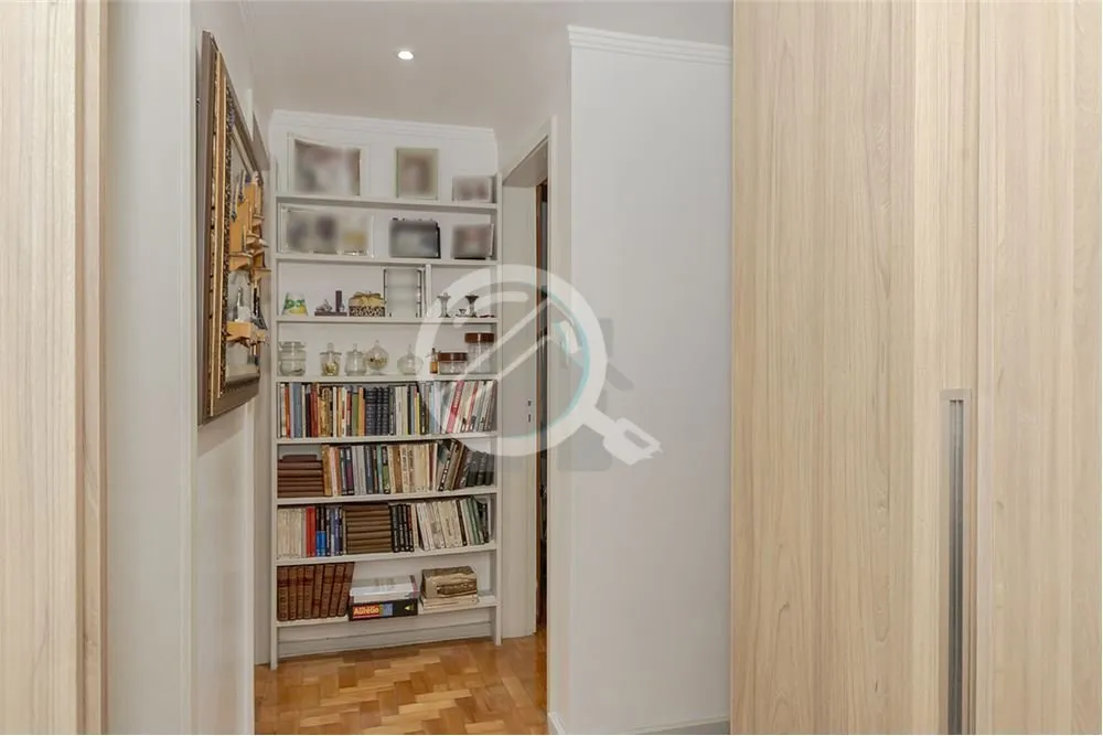 Imagem Apartamento à venda na Rua Sarmento Leite, no coração do Centro Histórico de Porto Alegre, em fr...