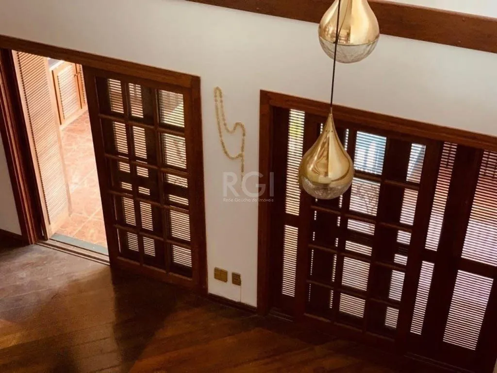 Imagem Encantadora residência com 03 dormitórios sendo 01 suíte e piscina.