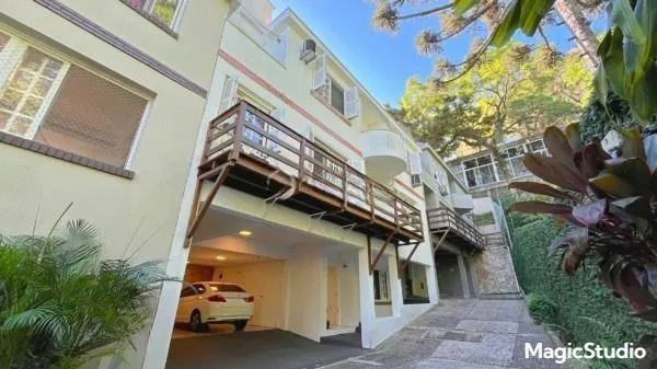 Imagem Casa em Condomínio na Pedra Redonda | 4 Dormitórios | 297m² | 4 Vagas | Solar Biarritz