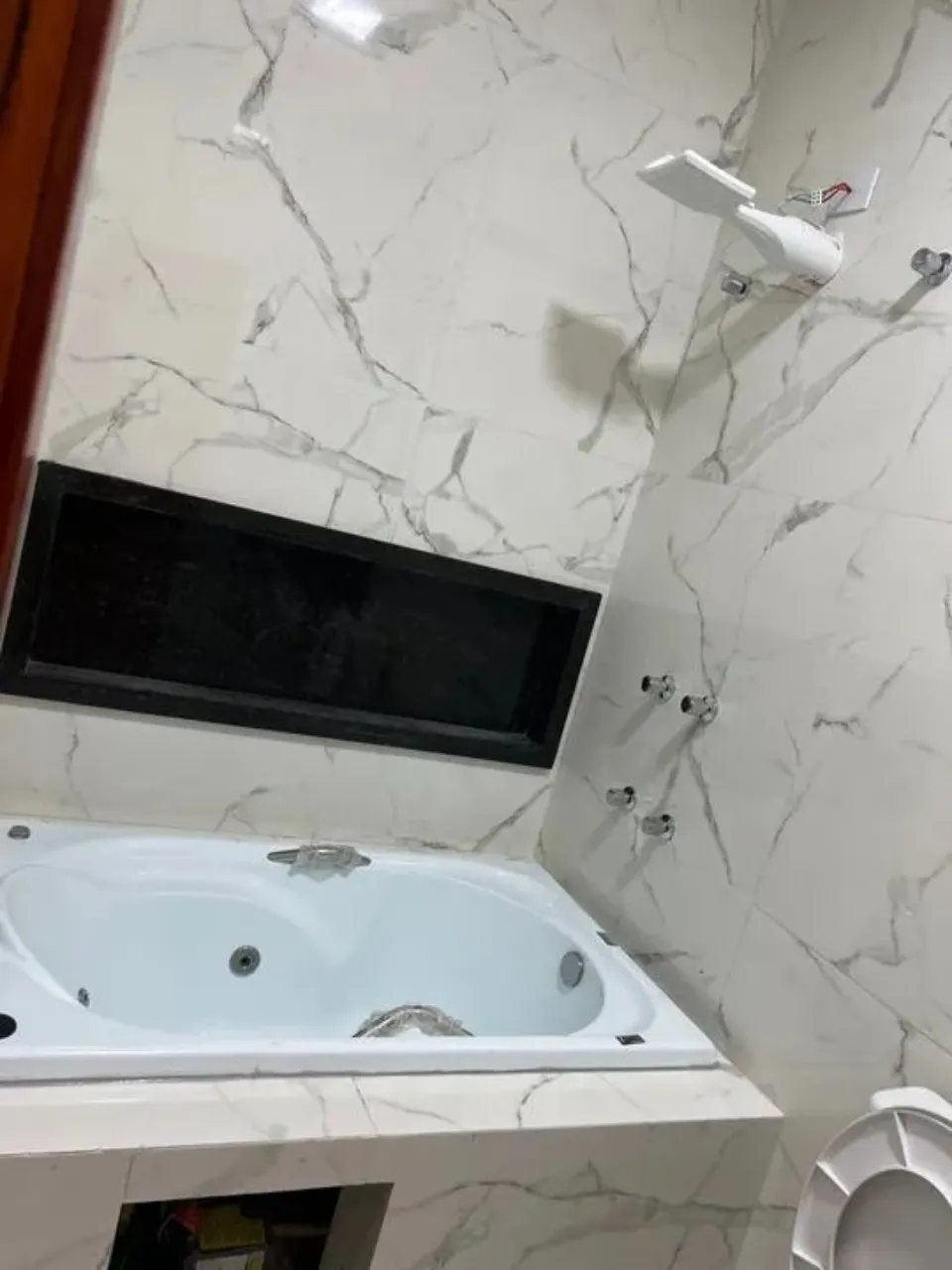 Imagem Casa em Condomínio à venda em Araçoiaba da Serra-SP, bairro Lago Azul: 3 quartos, 1 suíte, 1 sala, 3 banheiros, 2 vagas de garagem, 108m².
