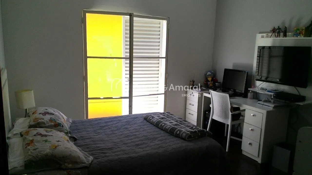 Imagem Imponente residência em zona comercial