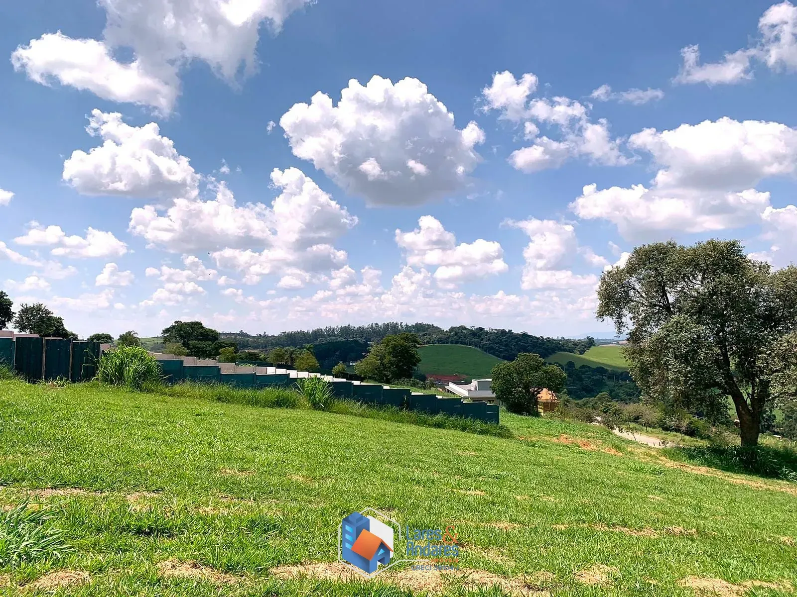 Imagem TERRENO DE ALTO PADRÃO À VENDA COM 1350 M², LOTEAMENTO CONDOMÍNIO FAZENDA DONA CAROLINA EM ITATIBA, SP.