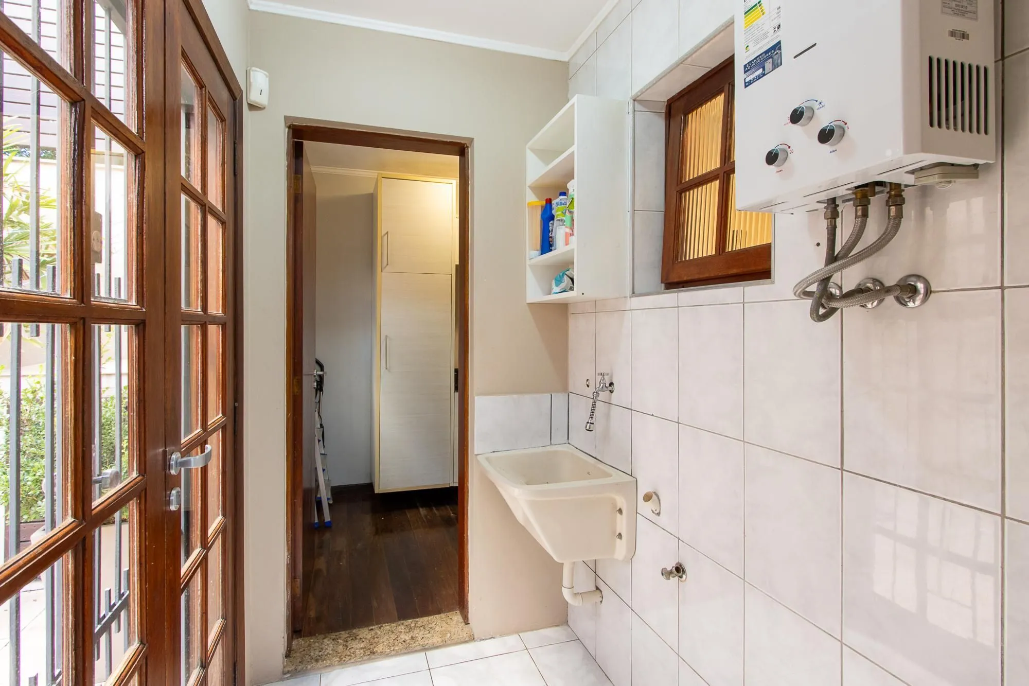 Imagem Excelente casa de 3 dormitórios, 1 suíte, pátio, piscina e vaga para 2 carros cobertas.