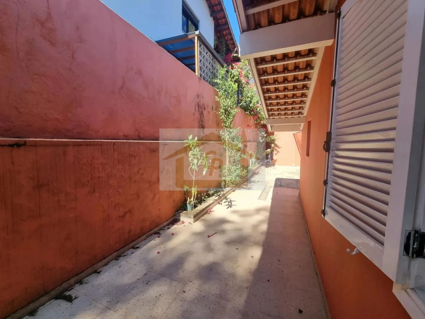 Imagem Casa Térrea Isolada com Amplo Quintal no Residencial Jardim das Flores - Granja Viana