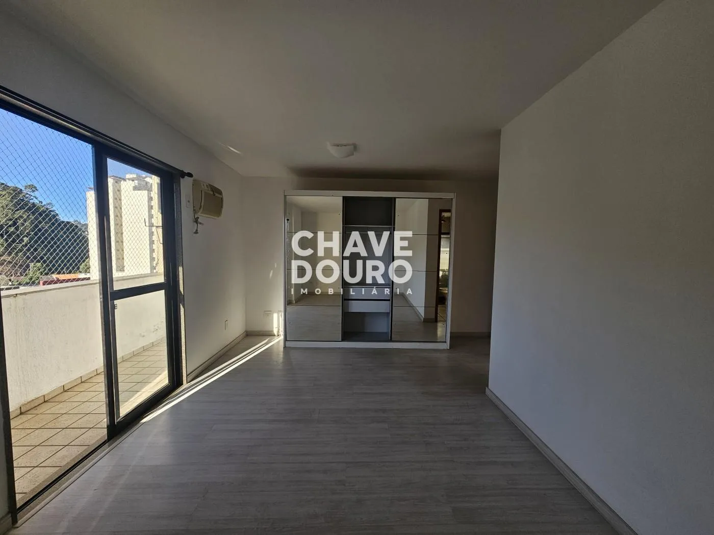 Imagem Apartamento de 2 Quartos (sendo 1 suíte com varanda) + Dependência e 1 Vaga