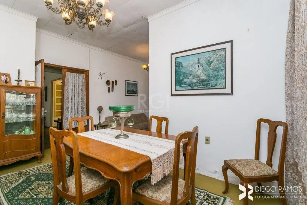 Imagem Casa para Venda - 198m², 3 dormitórios, sendo 1 suites, 4 vagas - Petrópolis