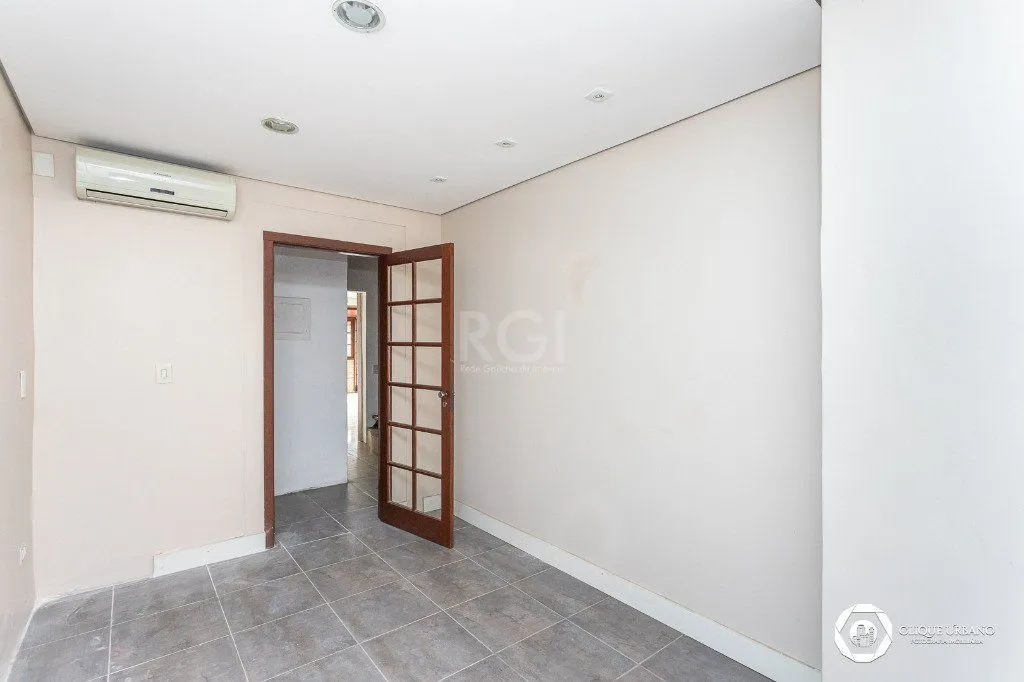 Imagem Casa para Venda - 330m², 4 dormitórios, sendo 3 suites, 2 vagas - Petrópolis