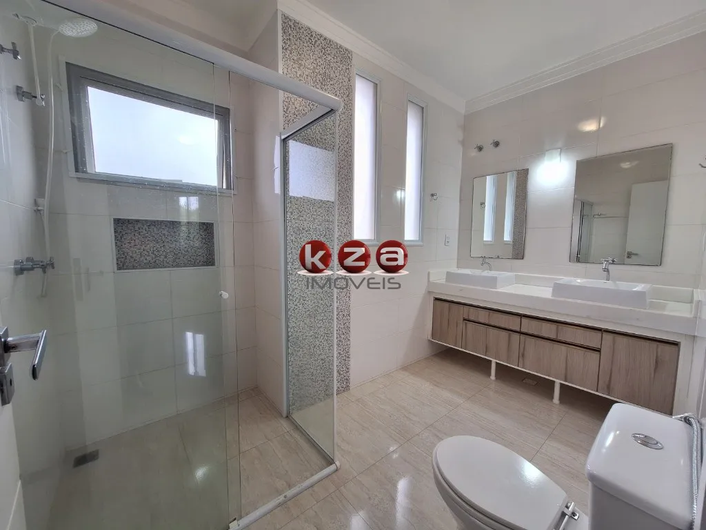 Imagem Casa em condomínio exclusivo em Valinhos-SP, 3 quartos, 3 suítes, 2 salas, 4 banheiros, 245,98 m² de área.