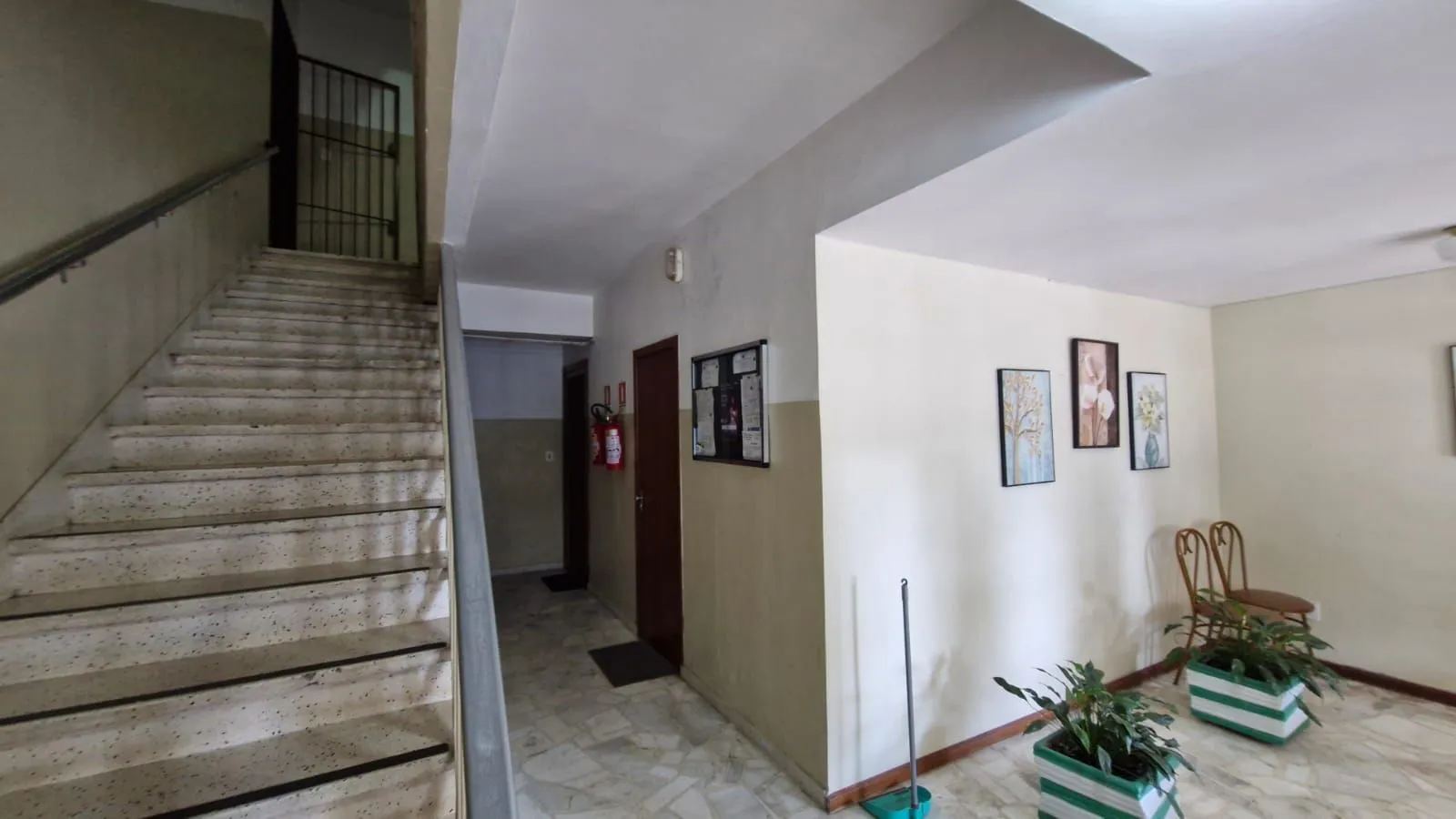 Imagem Apartamento no Menino Deus com 2 dormitórios e dependência de empregada com banheiro