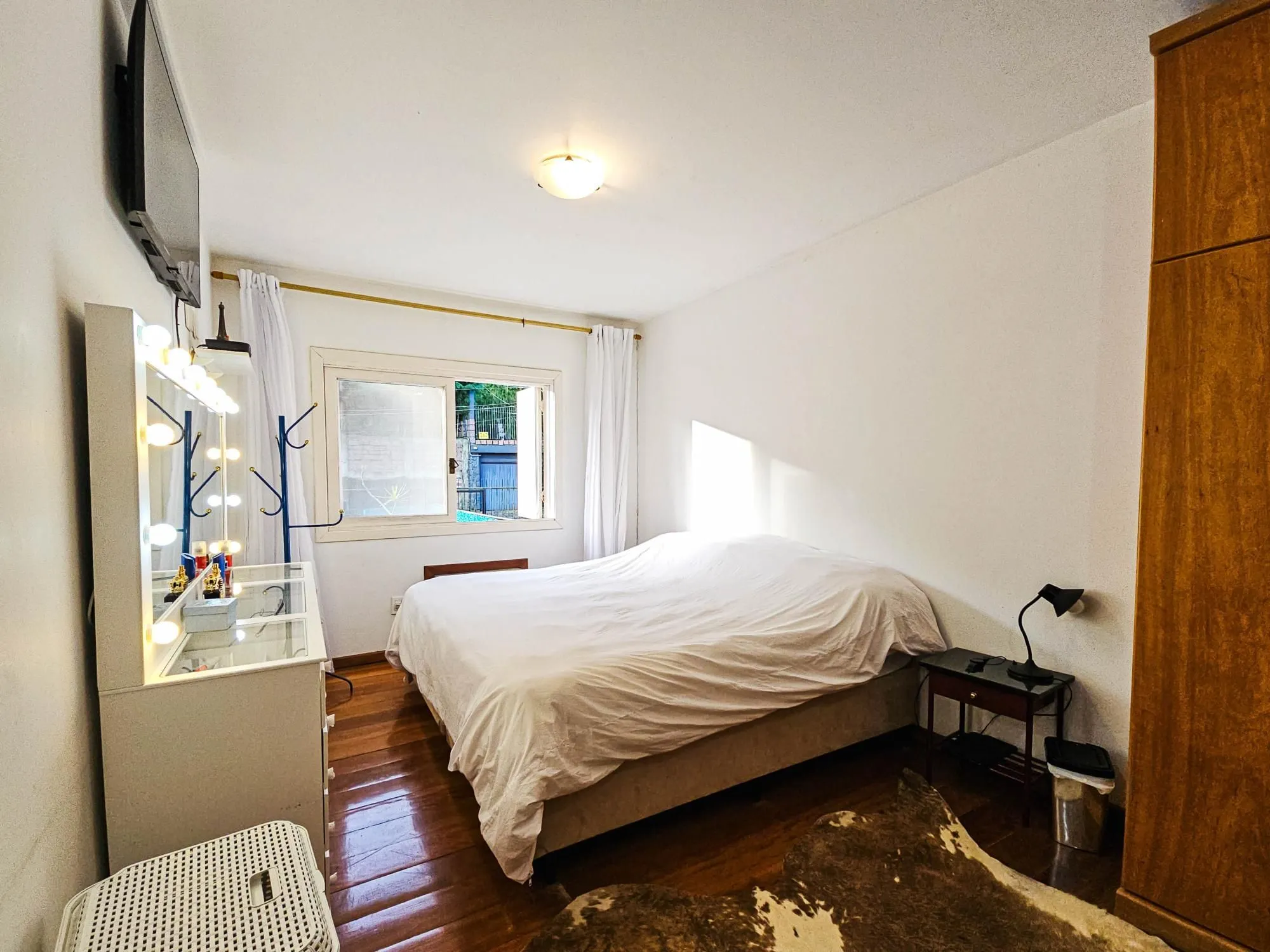 Imagem Casa na Vila Conceição, 3 dormitórios, 1 suíte, churrasqueira, lareira, 4 vagas, piscina aquecida e vista perene para o Rio.