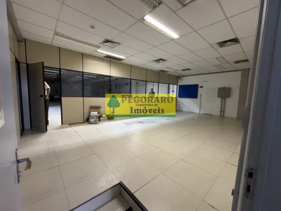 Imagem Galpão Comercial para Locação no Indaiá em Caraguatatuba-SP: 4 Salas, 4 Banheiros, 30 Vagas de Garagem, 875m² de Área.