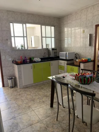 Imagem Casa linear a venda na quadra do mar em Santa Mônica com 5 quartos sendo 1 suite e 3 banheiros, garagem pra dois carro,
