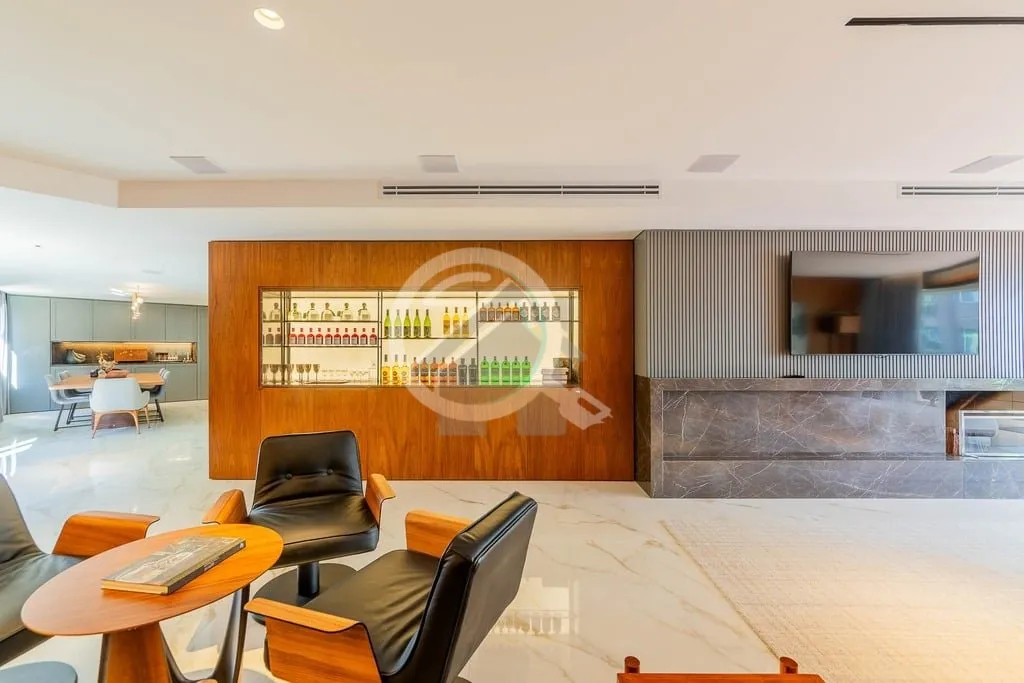 Imagem Apartamento com 405 m² de área privativa, 4 suítes transformadas em 3, TOTALMENTE REFORMADO, com ...