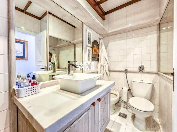 Imagem Casa de Luxo à Beira Mar em Angra dos Reis: 6 Suítes, 7 Salas, 950m² - Piscina, Churrasqueira e Deck Privativo