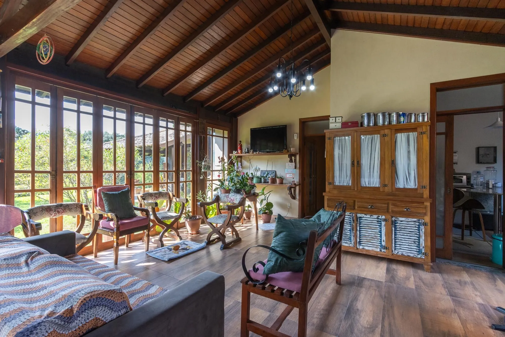 Imagem Casa em condomínio á venda com 6 dormitórios em Porto Alegre